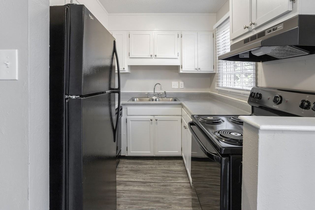 Renovated, Quiet 2 Bedroom in the Heart of GSO - Photo 2 of 24