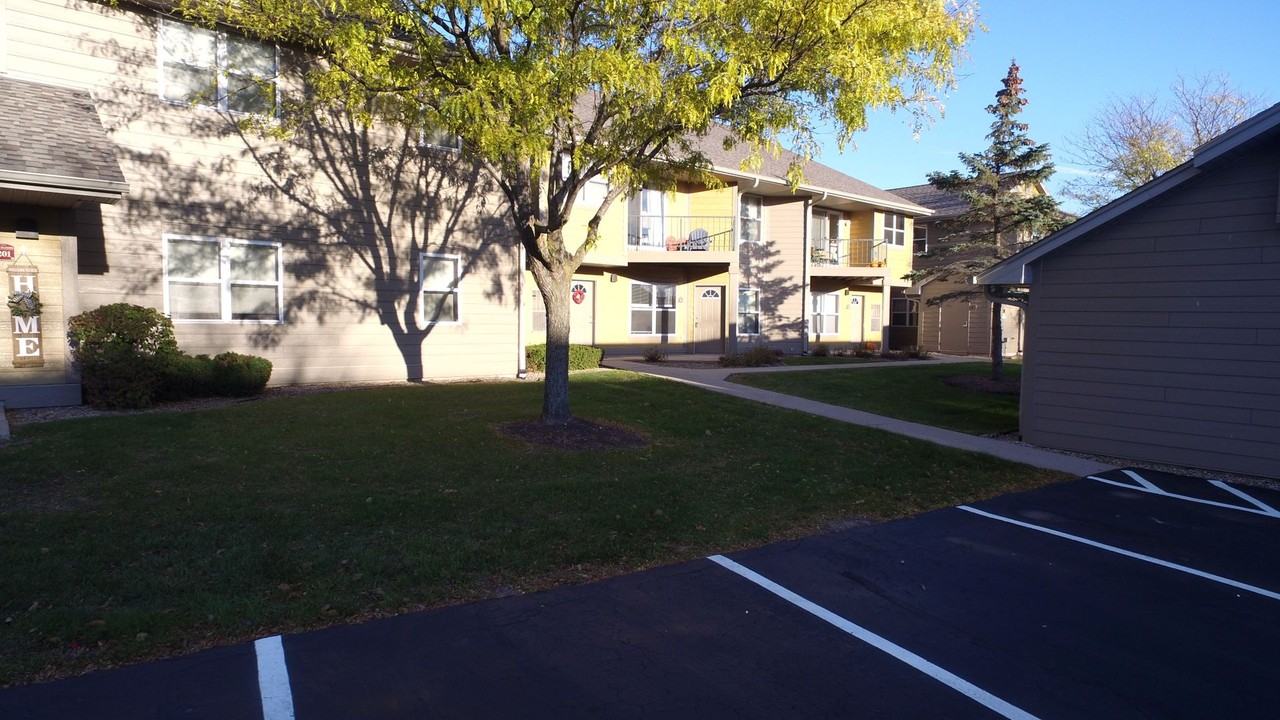 The Seasons Apartments - Photo 3 of 5