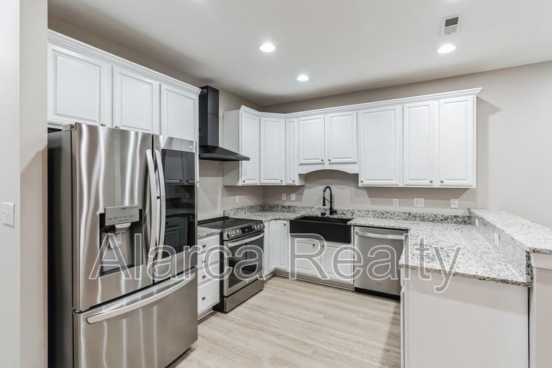 111 Sherman Oaks - Photo 4 of 17