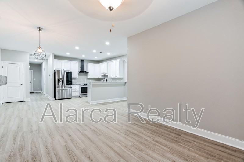 111 Sherman Oaks - Photo 7 of 17