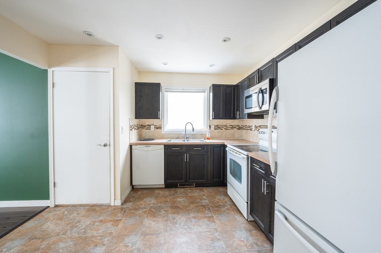 1234 Devonshire Dr W - Photo 2 of 30