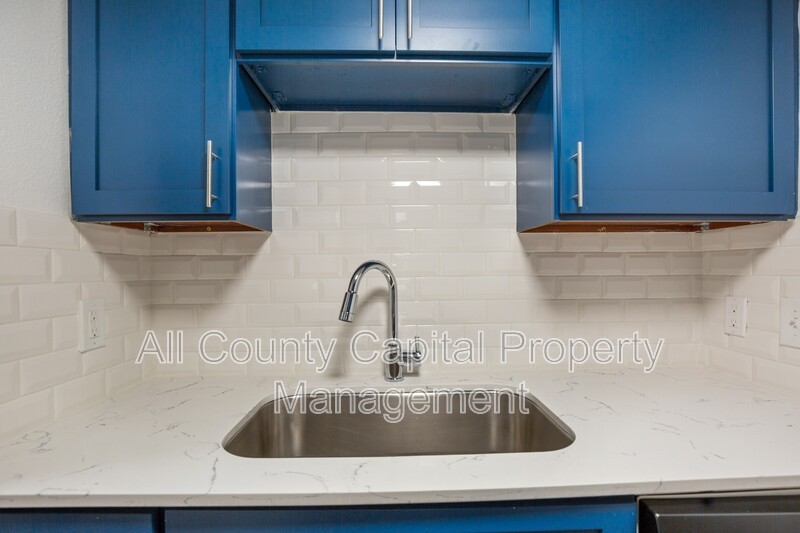 502 W 35th St #105 - Photo 4 of 16