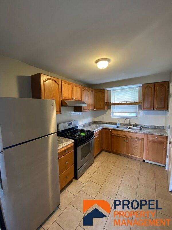 1537 Chandler Ave - Photo 4 of 11