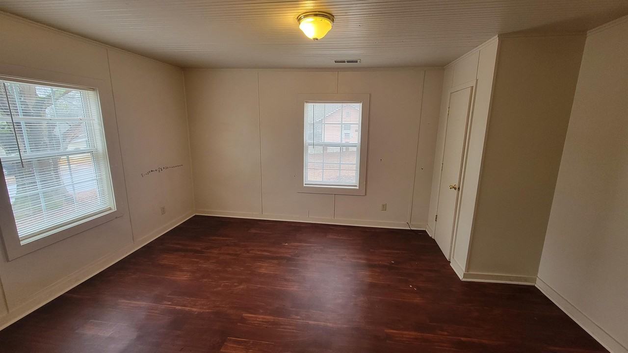 208 Hospital St N #1 - Photo 3 of 9