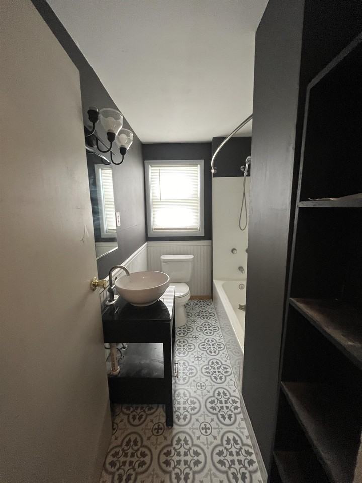 612 Monroe St - Photo 3 of 7