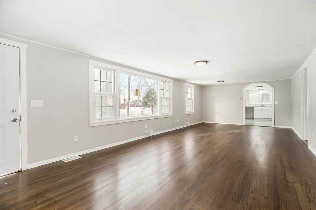 913 S Hocker Ave - Photo 2 of 37