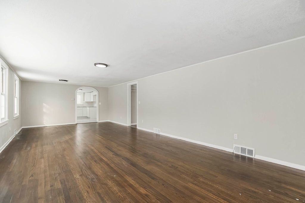 913 S Hocker Ave - Photo 3 of 37