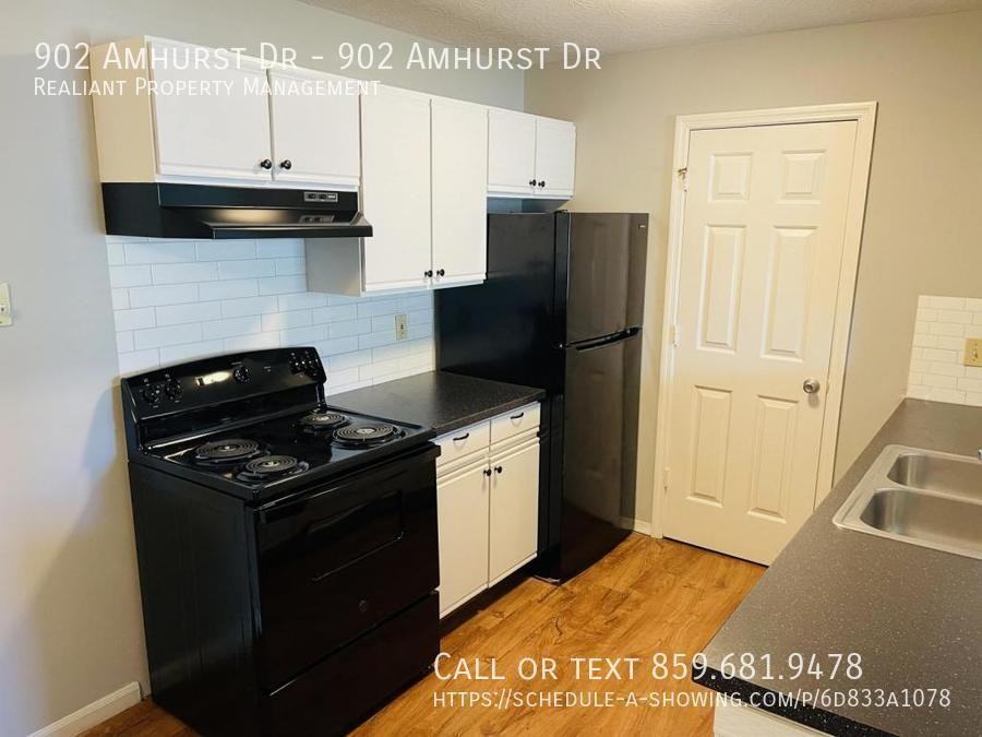 902 Amhurst Dr - Photo 3 of 9