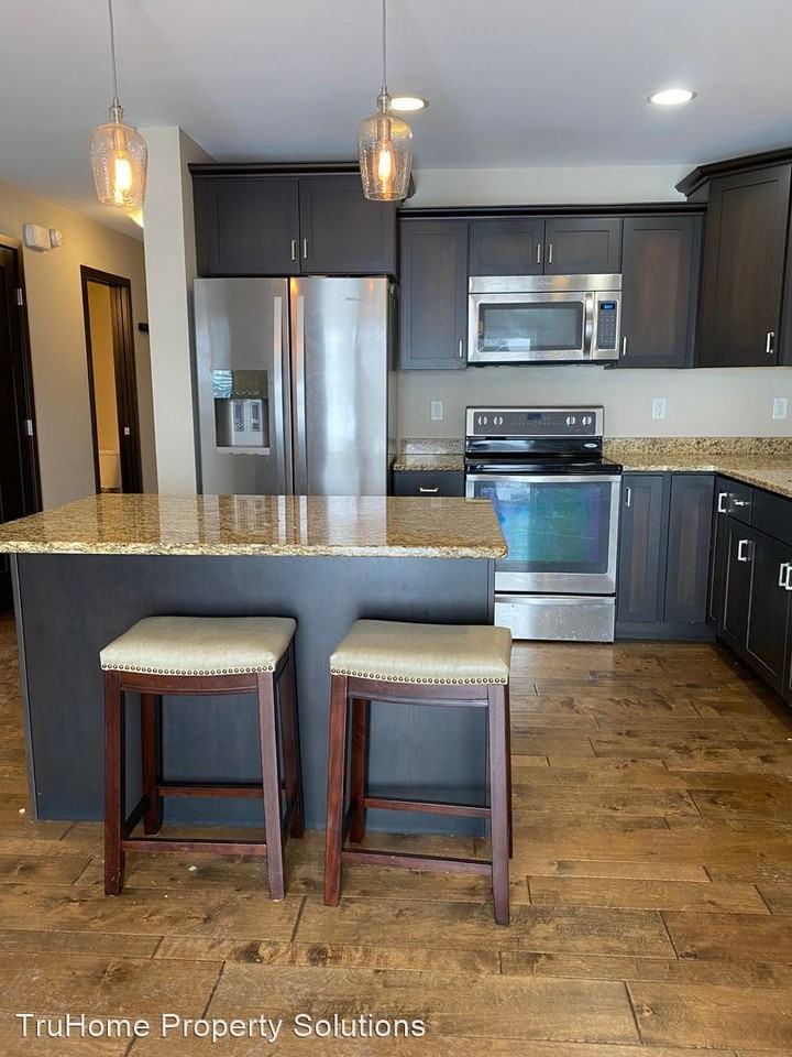 1016 Lindsey Ln - Photo 3 of 22