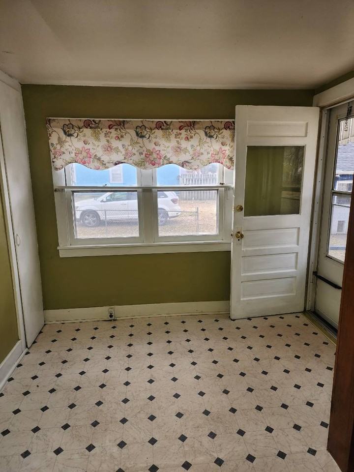 317 Se Swygart St #NA - Photo 2 of 26