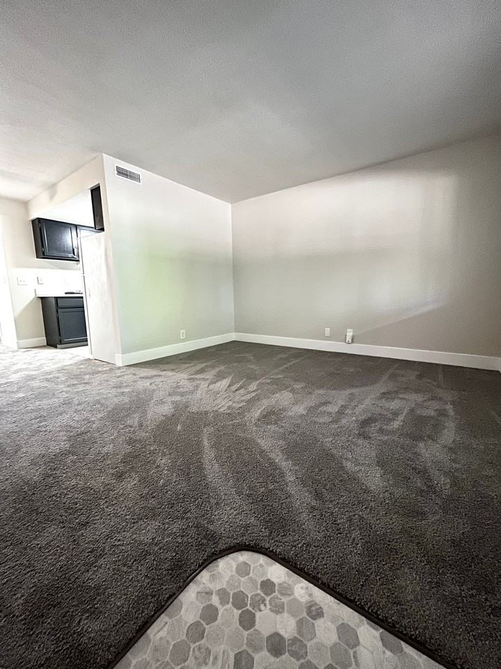 3619 N 60 - Photo 2 of 6