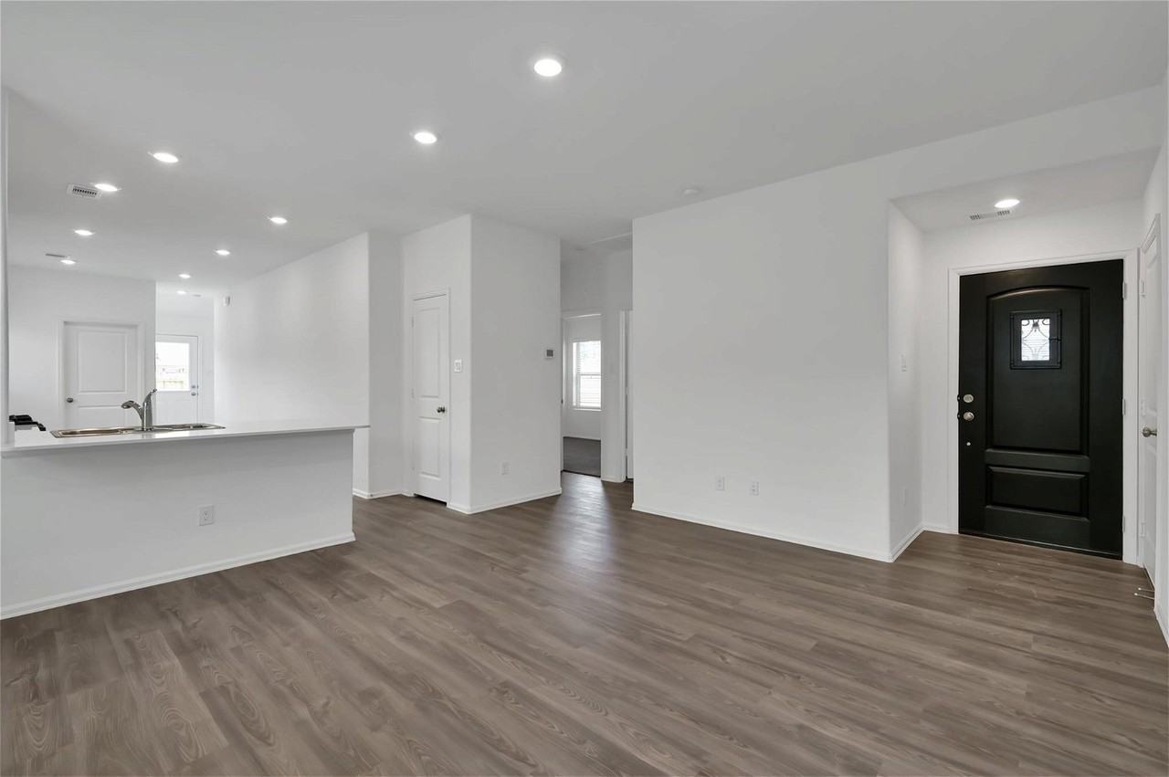 22620 Malvicino Dr - Photo 3 of 8