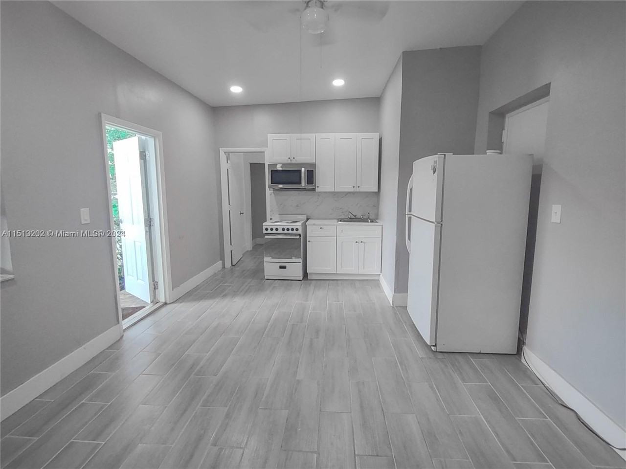 85 Nw 46th St #2 - Photo 3 of 8