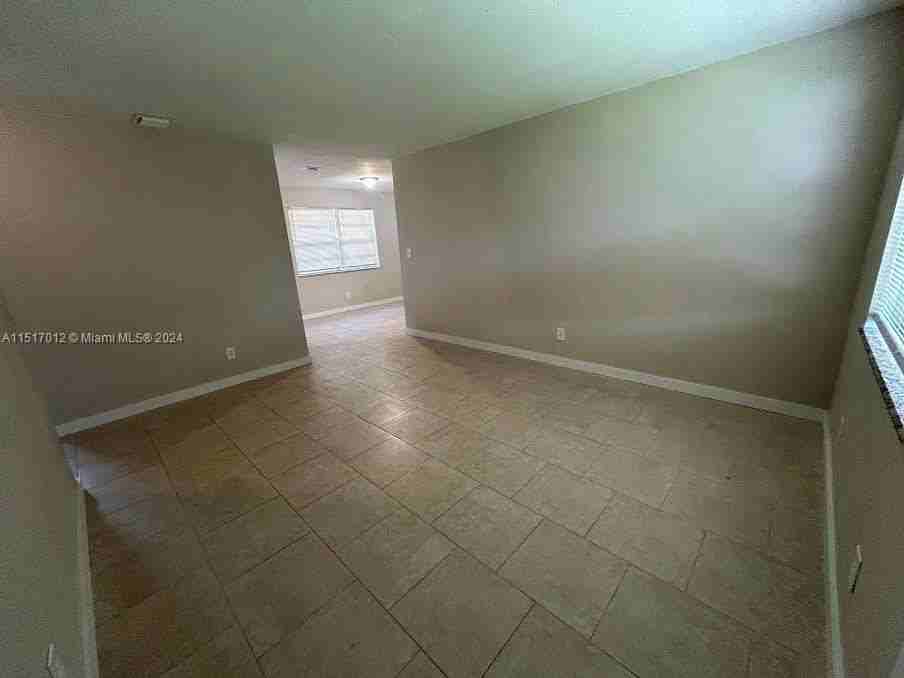 1418 Sw 33rd St #B - Photo 2 of 8