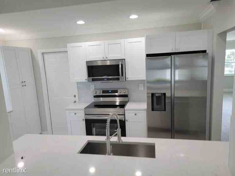 1915 Sw 17th Ave - Photo 2 of 10