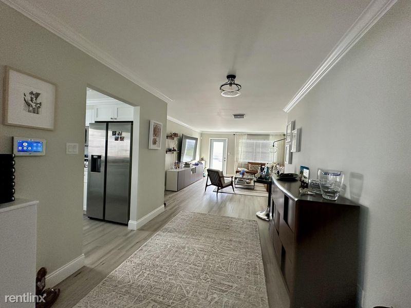 1915 Sw 17th Ave - Photo 3 of 10