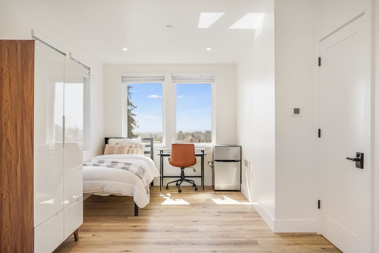 2225 Hearst - Photo 2 of 12