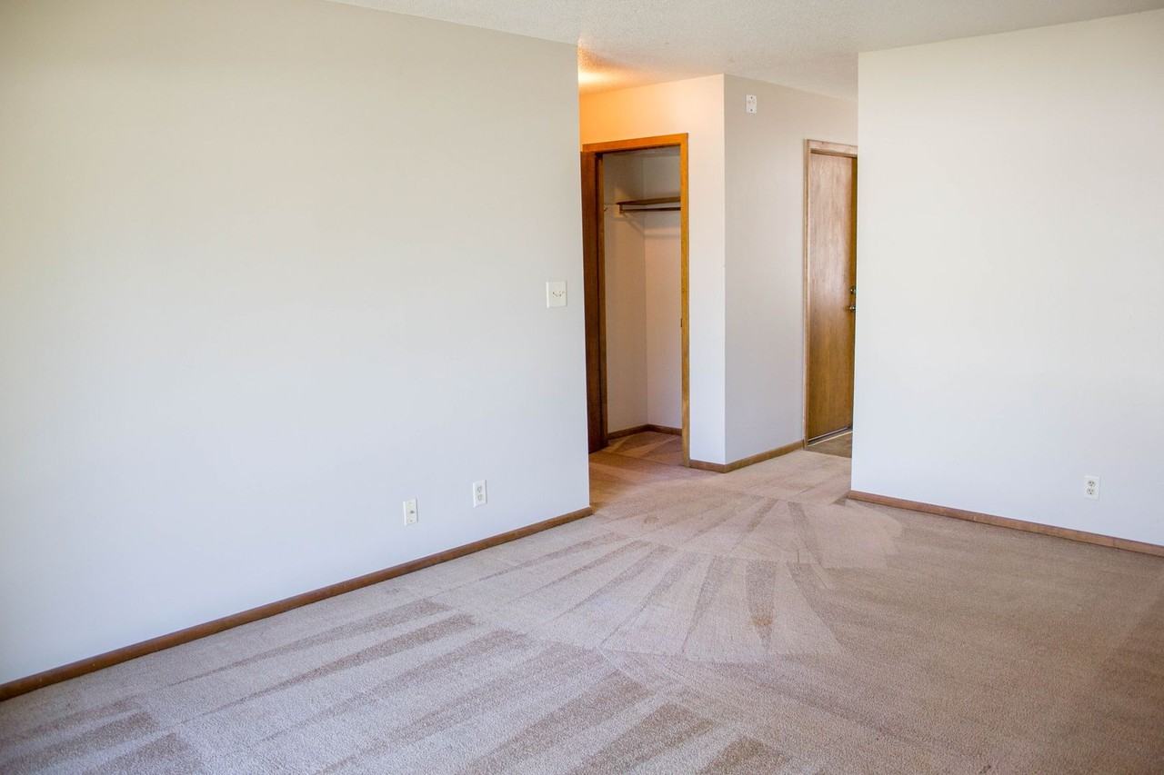 Canterbury-8 Apts. - Photo 4 of 18