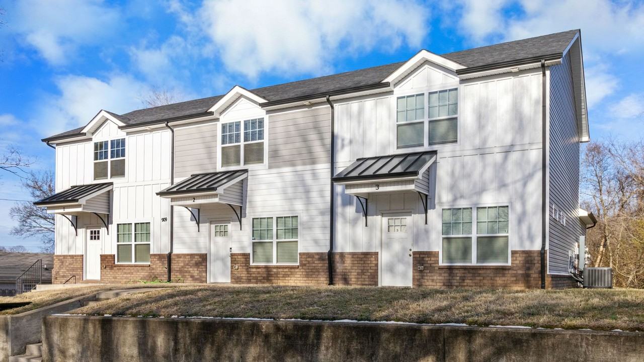 909 Charlotte St - Photo 2 of 20