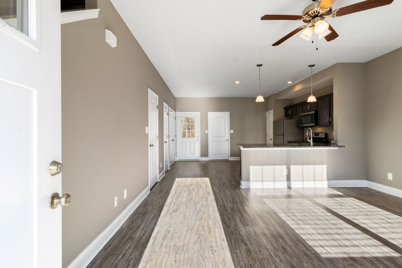 909 Charlotte St - Photo 3 of 20