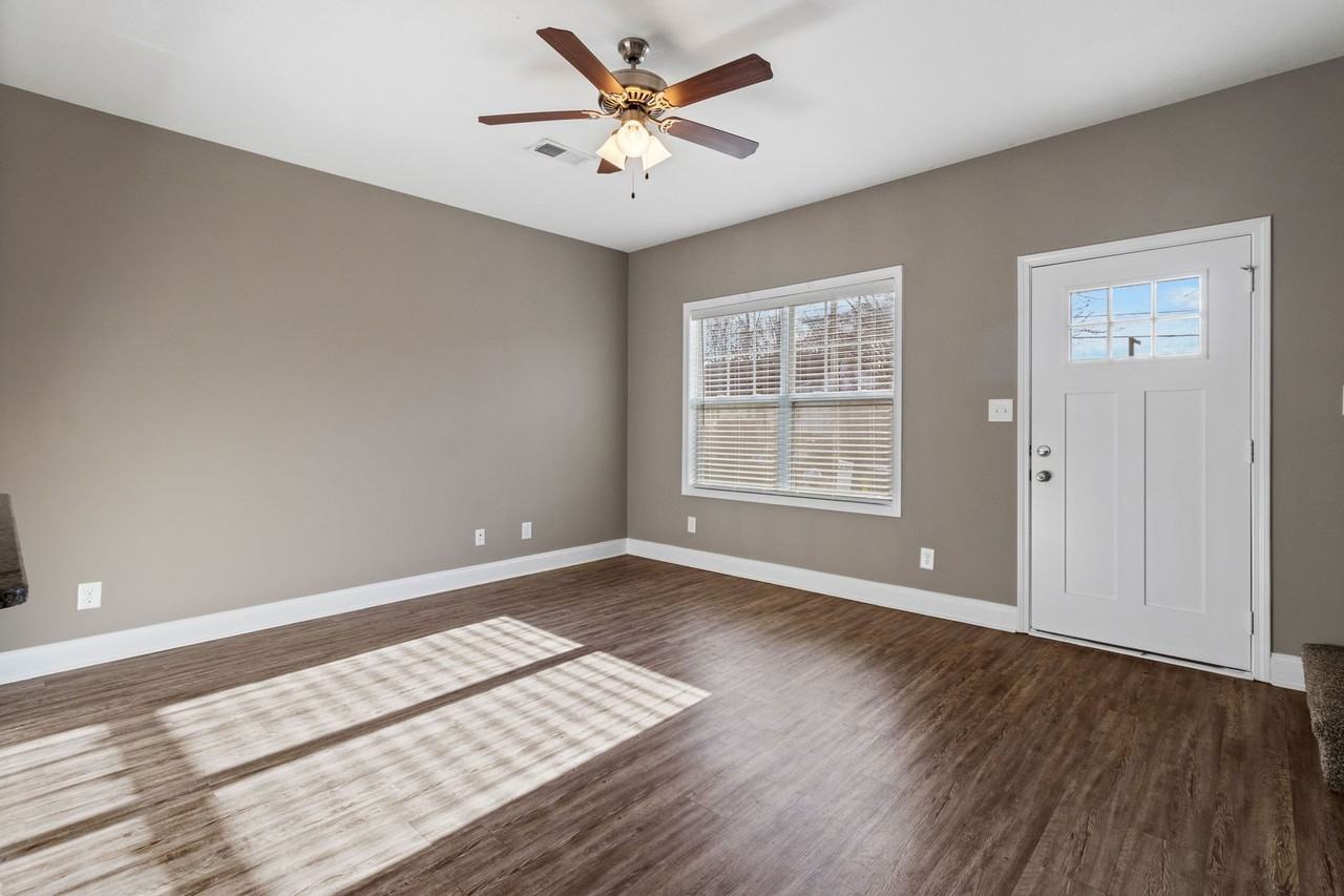 909 Charlotte St - Photo 4 of 20