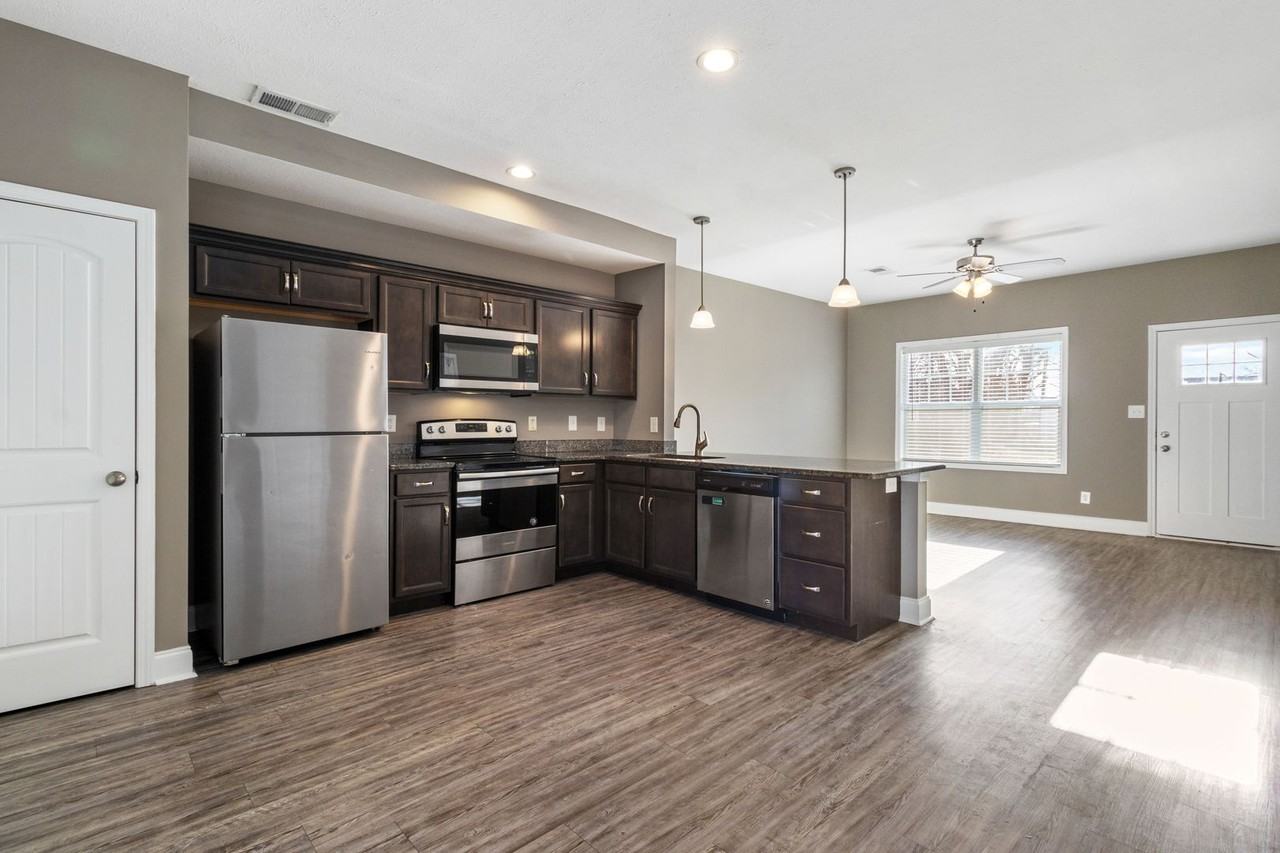 909 Charlotte St - Photo 7 of 20