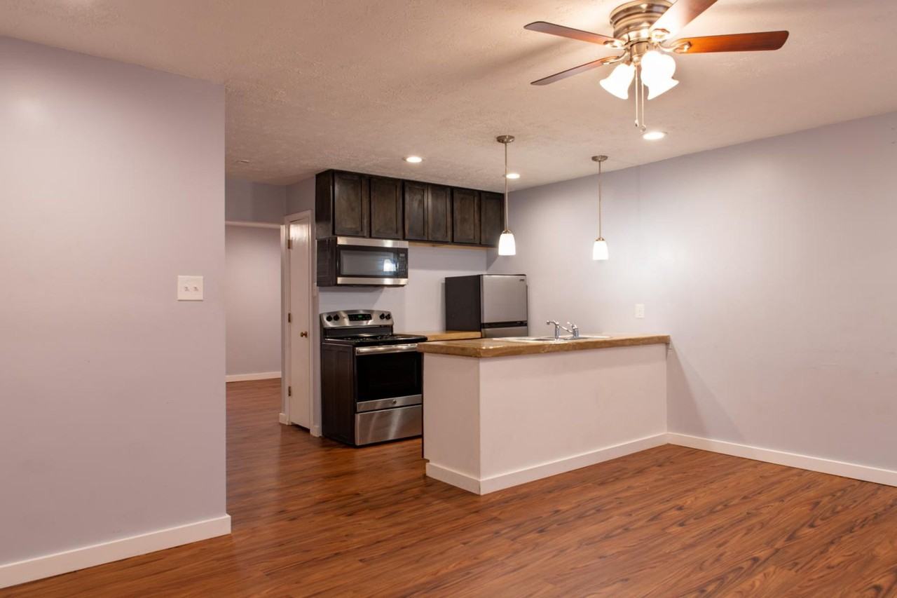 Carriage House Apartments - Photo 7 of 9