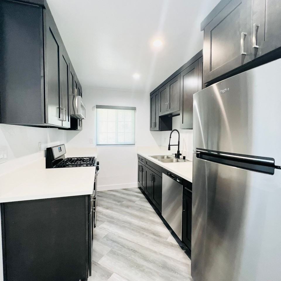 900 W College Street apartments - Photo 7 of 21