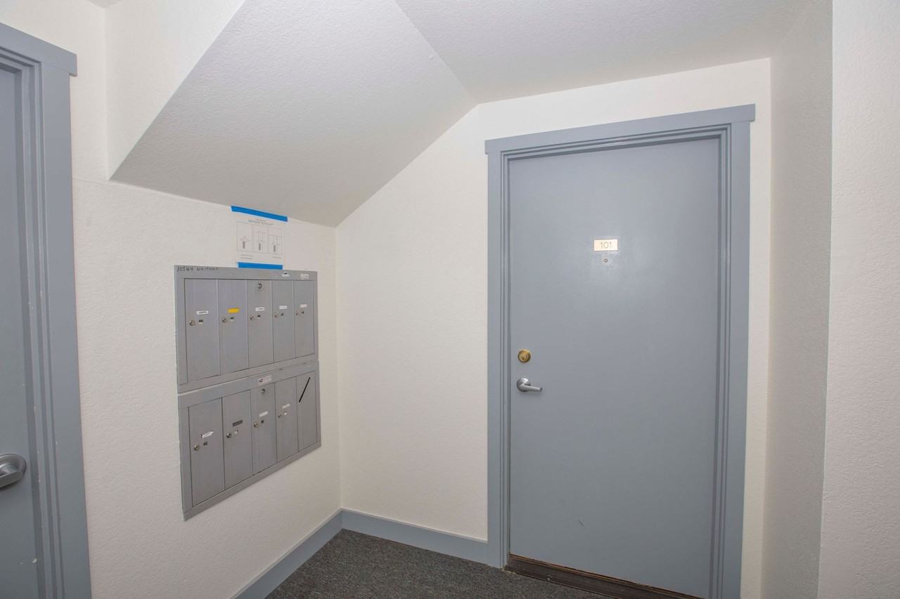 Whitman the North Seattle gem!! - Photo 6 of 9