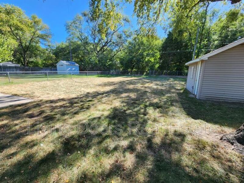 8201 S Cherrywood Dr - Photo 2 of 17