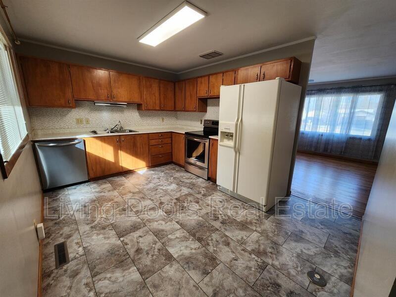 8201 S Cherrywood Dr - Photo 3 of 17