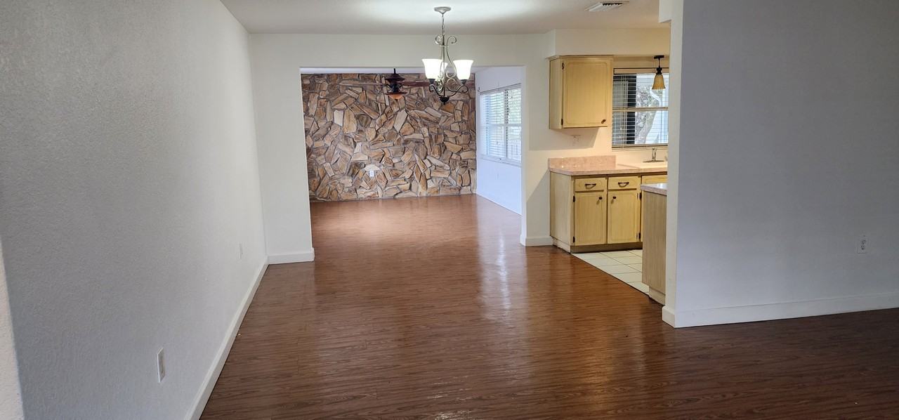 306 S Monroe St - Photo 3 of 34