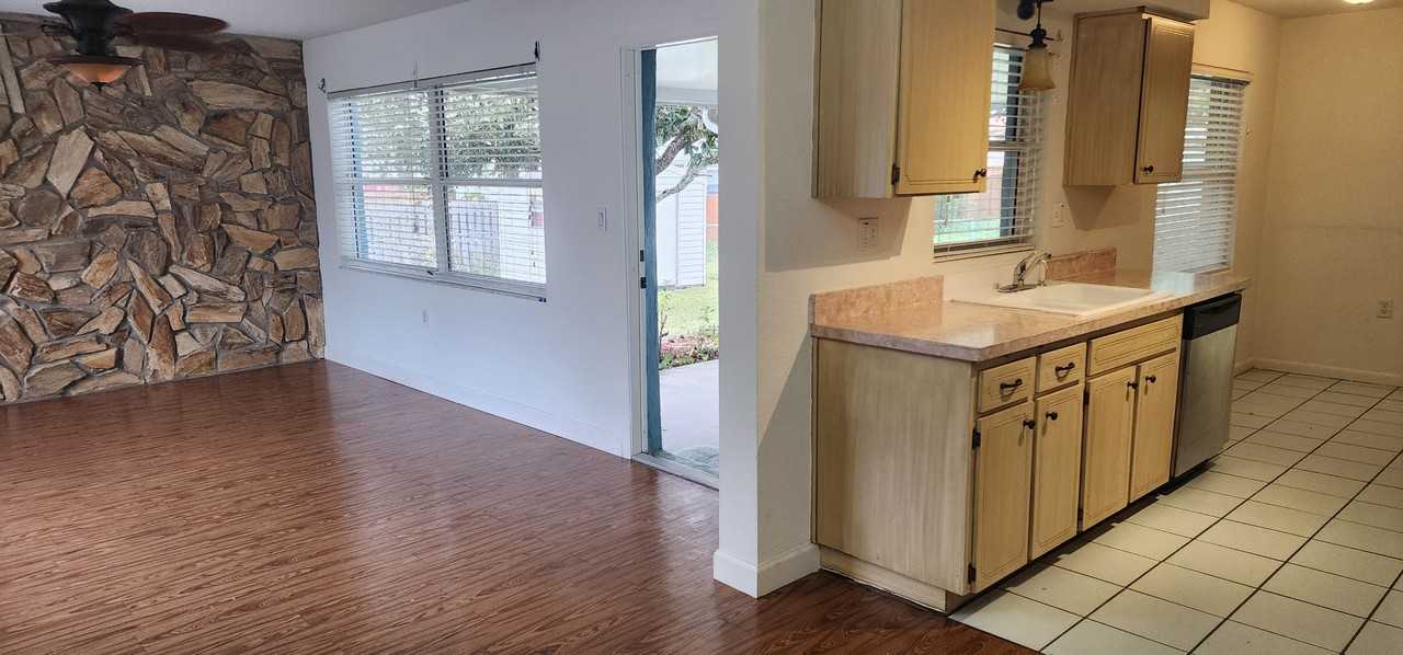 306 S Monroe St - Photo 6 of 34