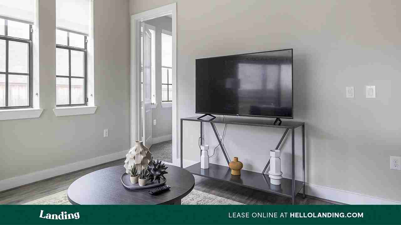 1215 Sawyer St - Photo 5 of 50