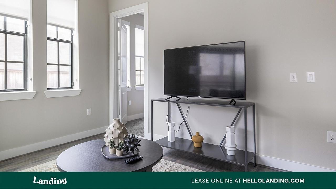 1215 Sawyer St - Photo 3 of 50