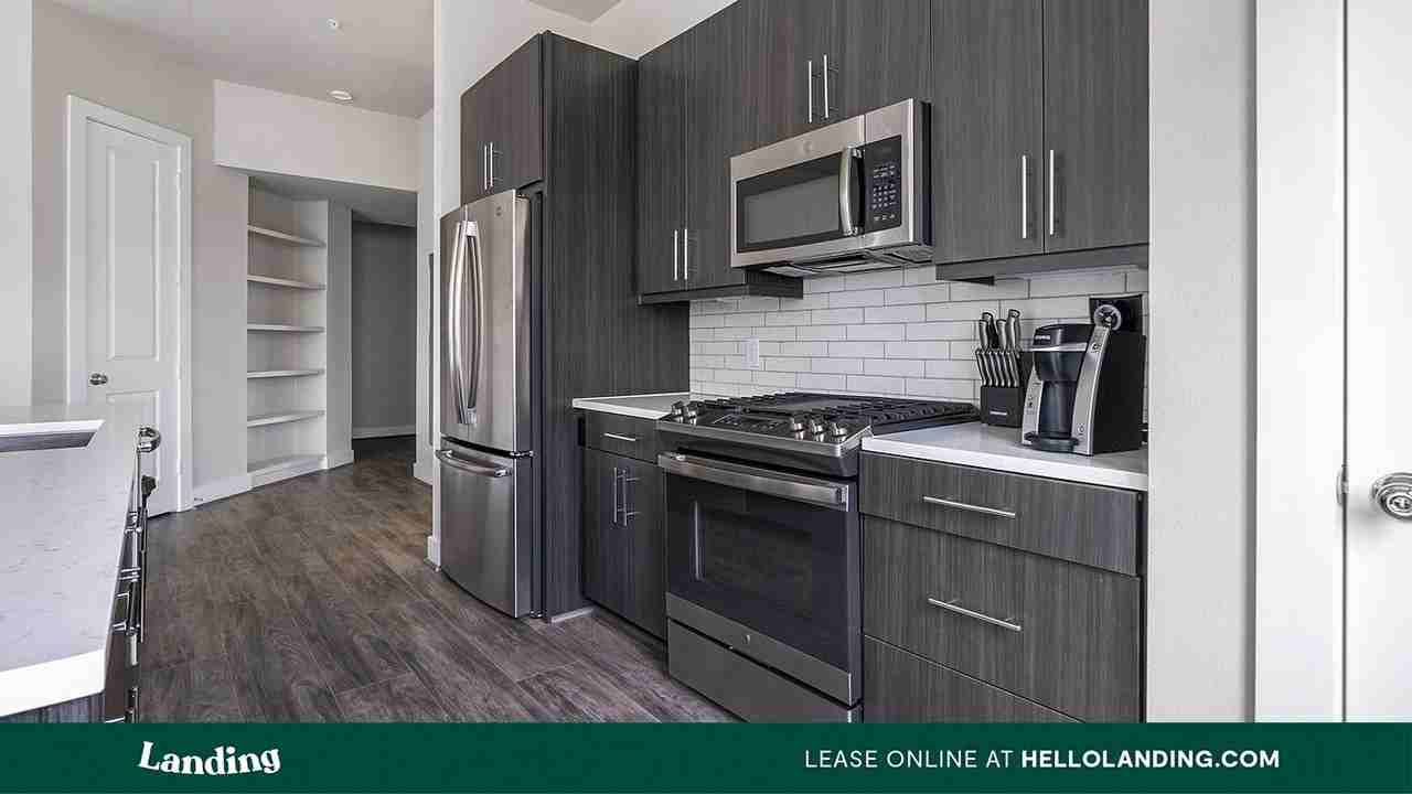 1215 Sawyer St - Photo 5 of 50