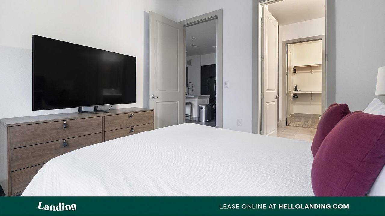 3030 Summer St - Photo 5 of 50