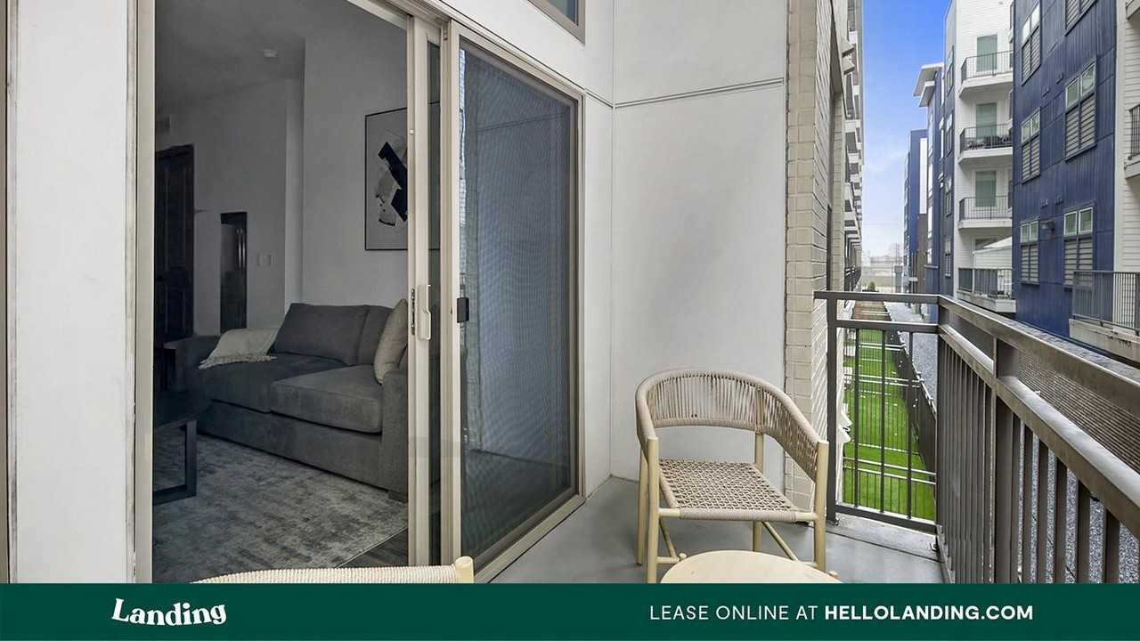 3030 Summer St - Photo 5 of 50