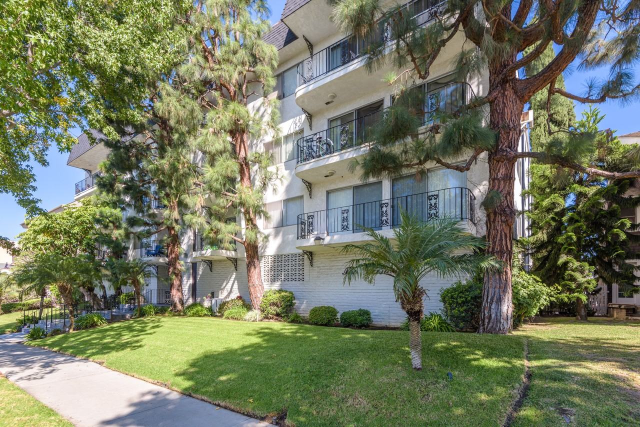 Versailles Apartments - Photo 3 of 9