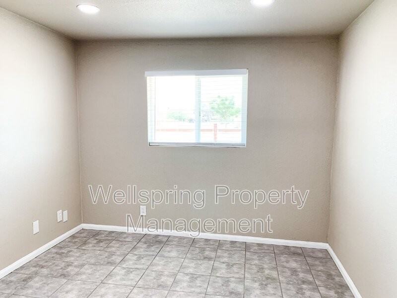 419 S Sanders St - Photo 2 of 10
