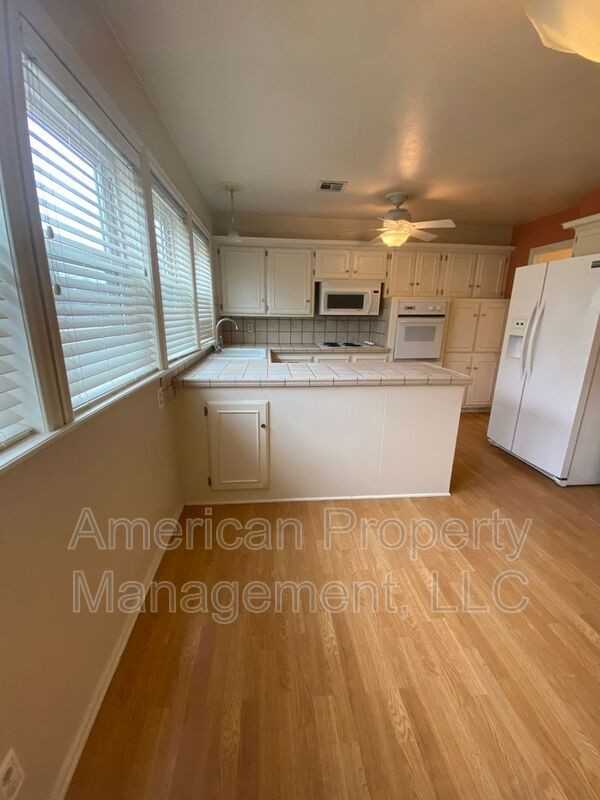 1729 Melrose Dr - Photo 3 of 21