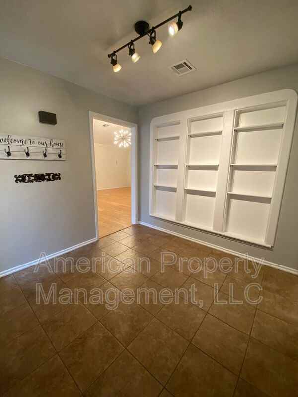 1729 Melrose Dr - Photo 2 of 21