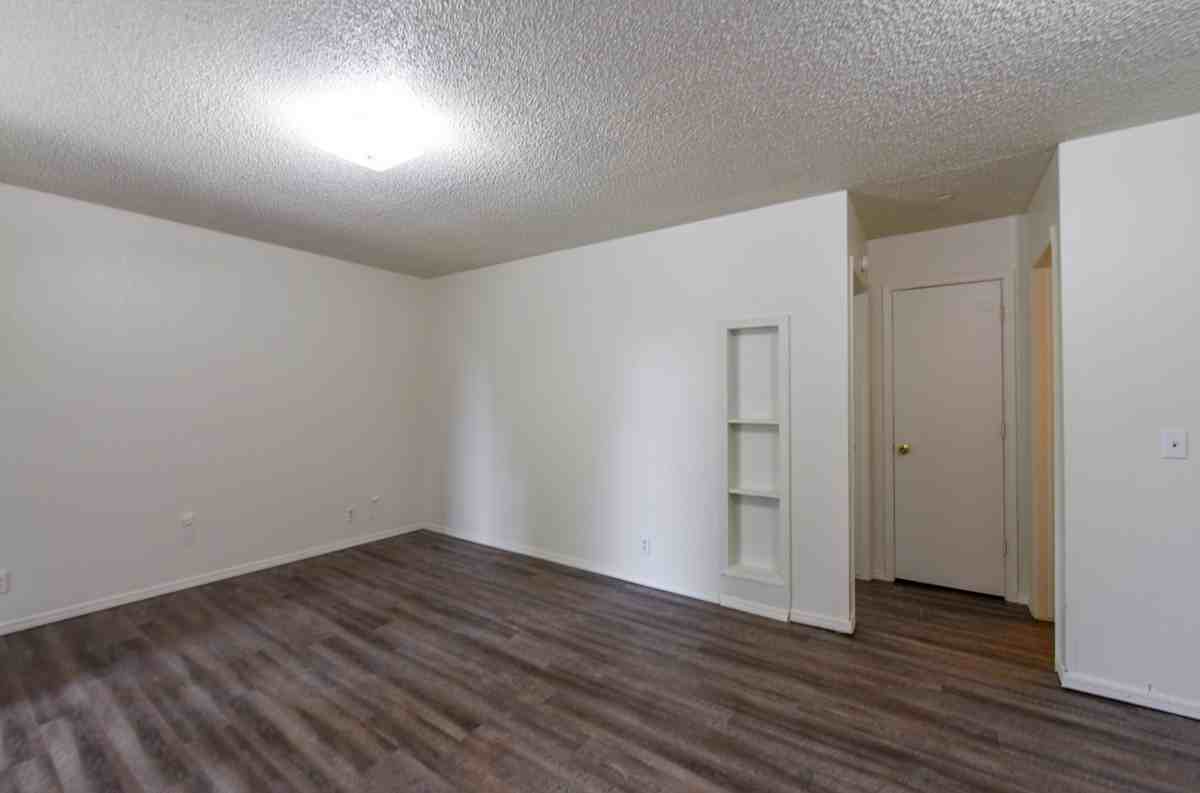 903 West Hastings Avenue - Photo 2 of 4