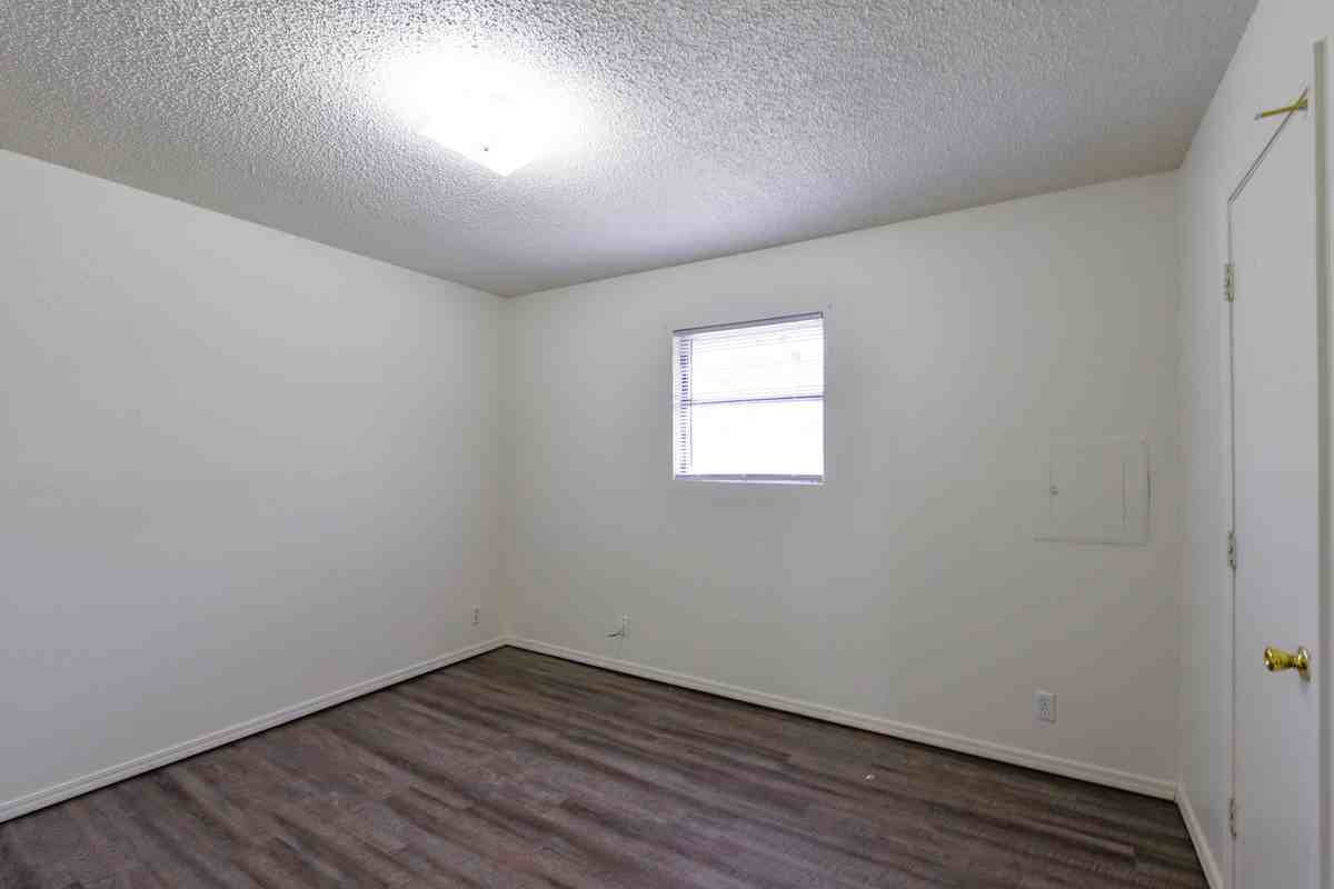 903 West Hastings Avenue - Photo 3 of 4