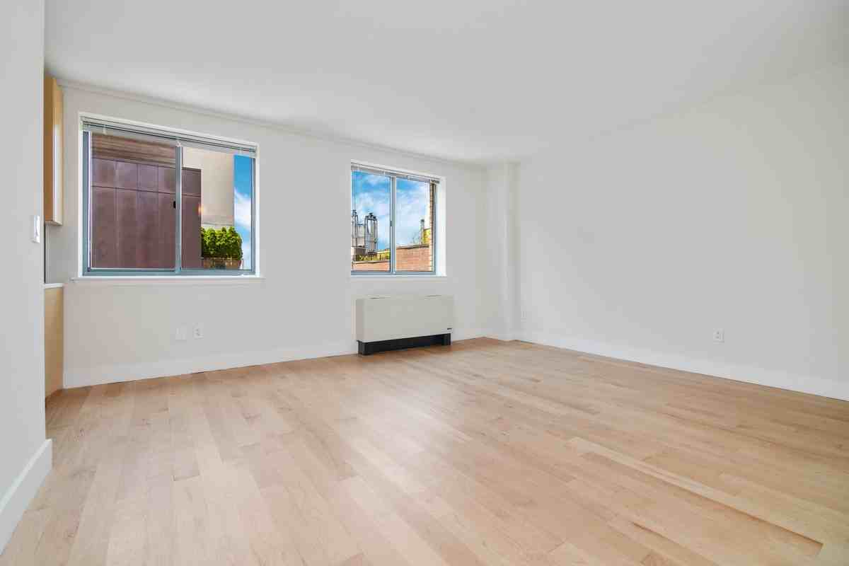 100 Jane St - Photo 3 of 8