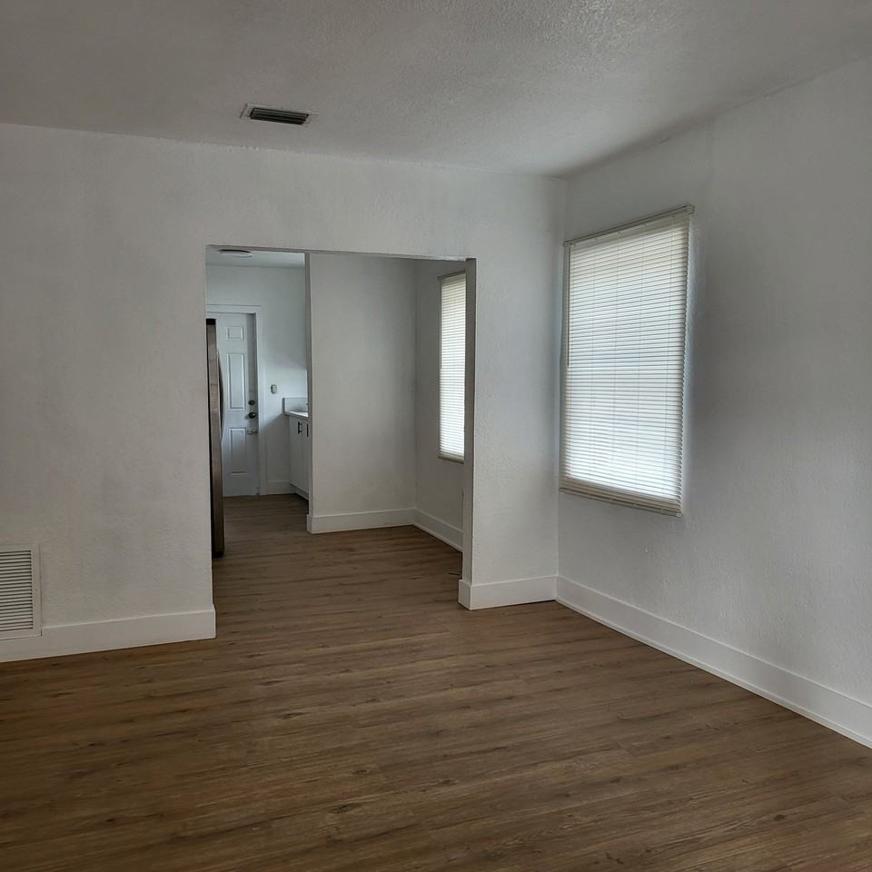 212 Sw 30th Ave #1 - Photo 2 of 11