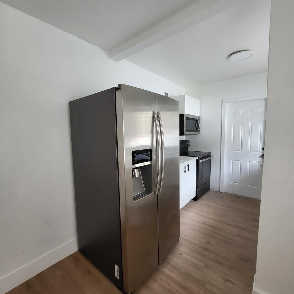 212 Sw 30th Ave #1 - Photo 3 of 11