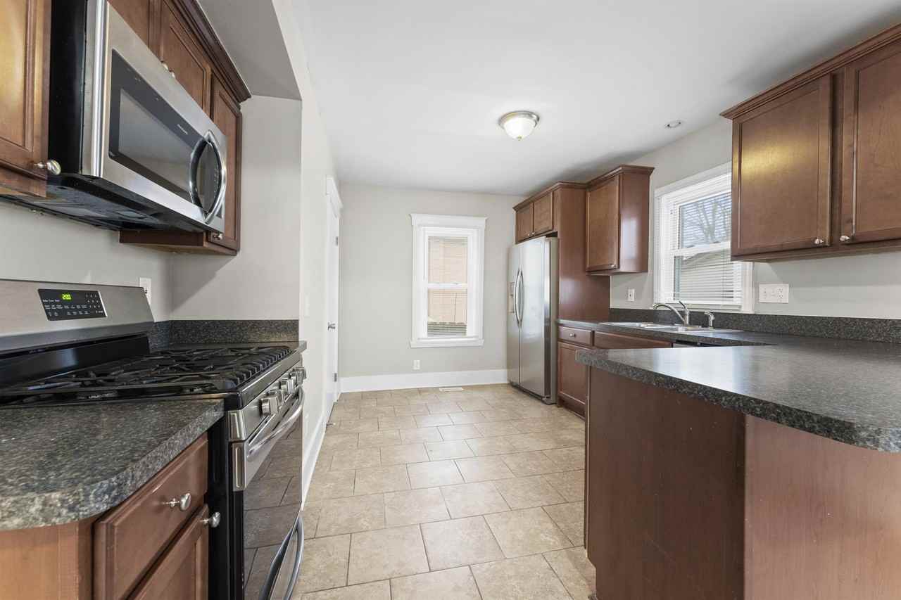 2508 W Jefferson Ave - Photo 2 of 13