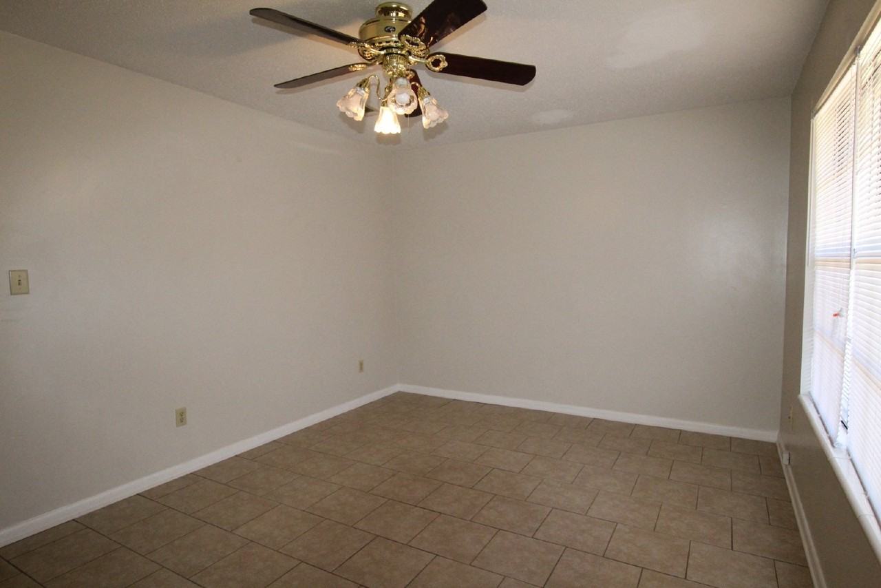 4611 Bridgedale Rd - Photo 3 of 17