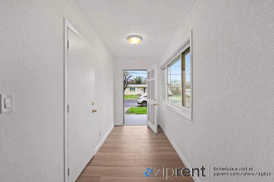 2718 Argyll Ave - Photo 2 of 21